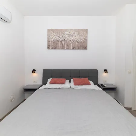 아파트 The Urban Nest By Belmont Realty