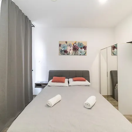 아파트 The Urban Nest By Belmont Realty