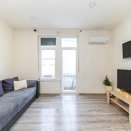 The Urban Nest By Belmont Realty 아파트
