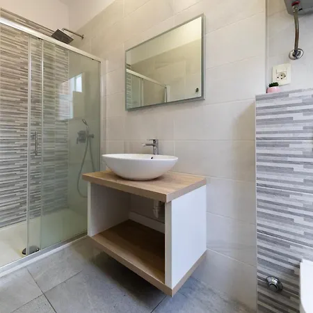 The Urban Nest By Belmont Realty 아파트