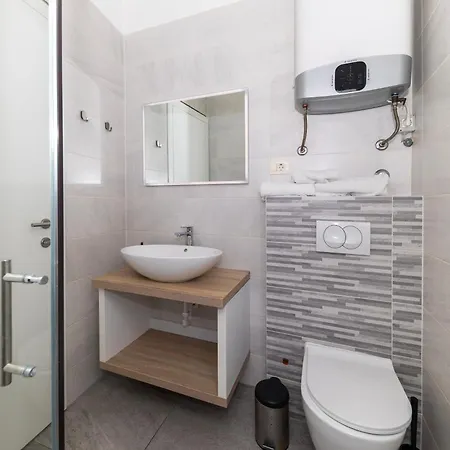 The Urban Nest By Belmont Realty 아파트 *