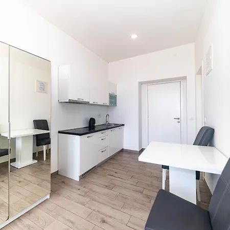 The Urban Nest By Belmont Realty 아파트 *
